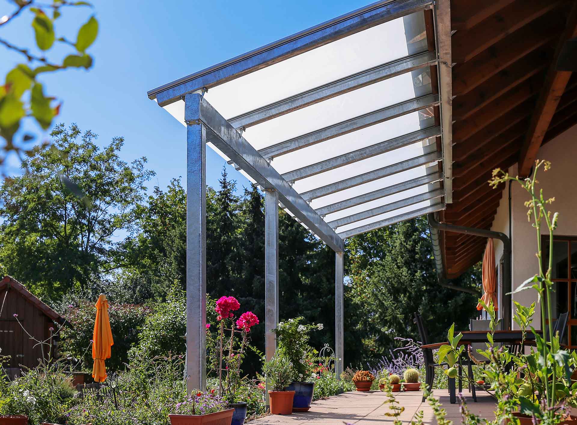 Weitere Infos zu Terrassenüberdachung erhalten Sie bei uns Terrassenüberdachung mit Garten