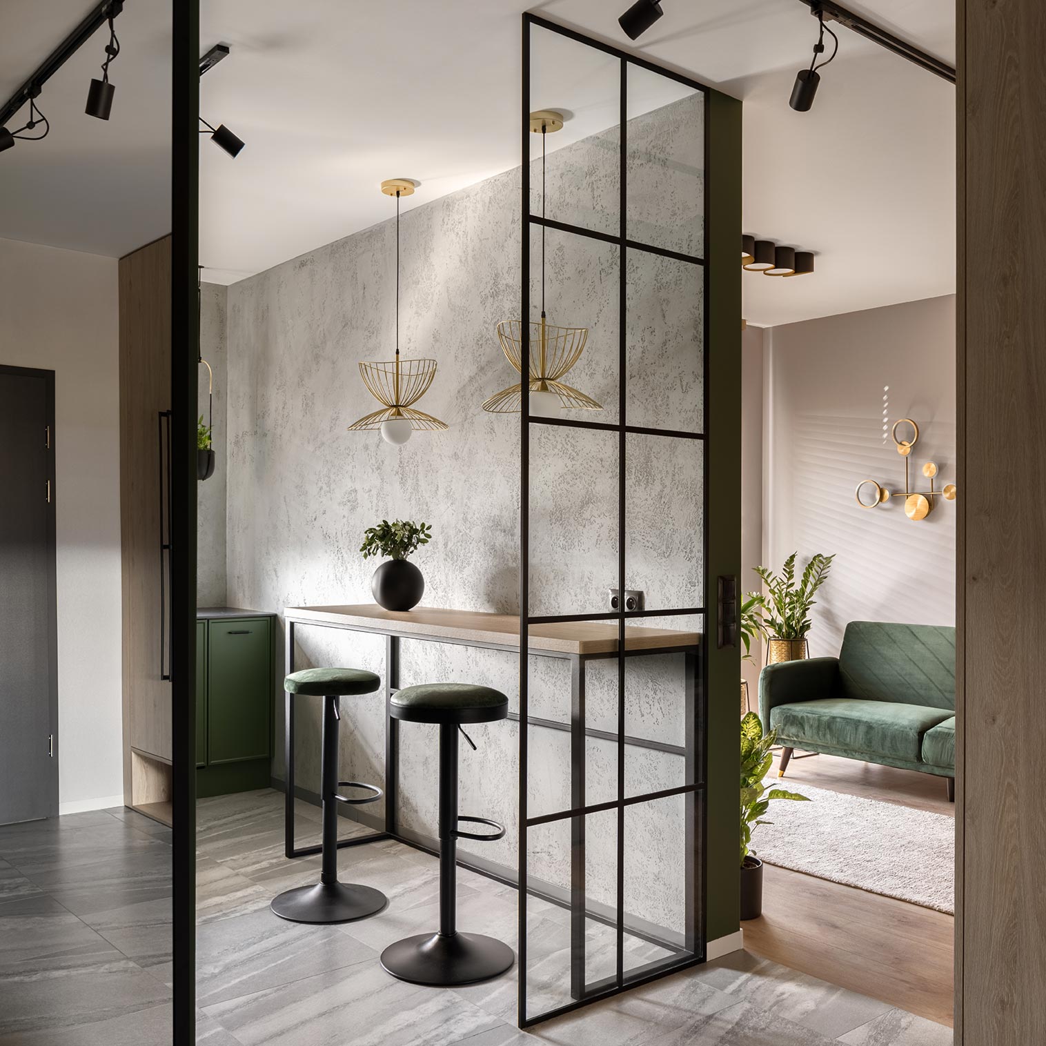 Raumhohe Lofttüren zwischen Wohn- und Essbereich – Elegante Raumtrennung Raumhohe Lofttüren als Trennwand zwischen Wohnzimmer und Essbereich, für modernes Wohngefühl.