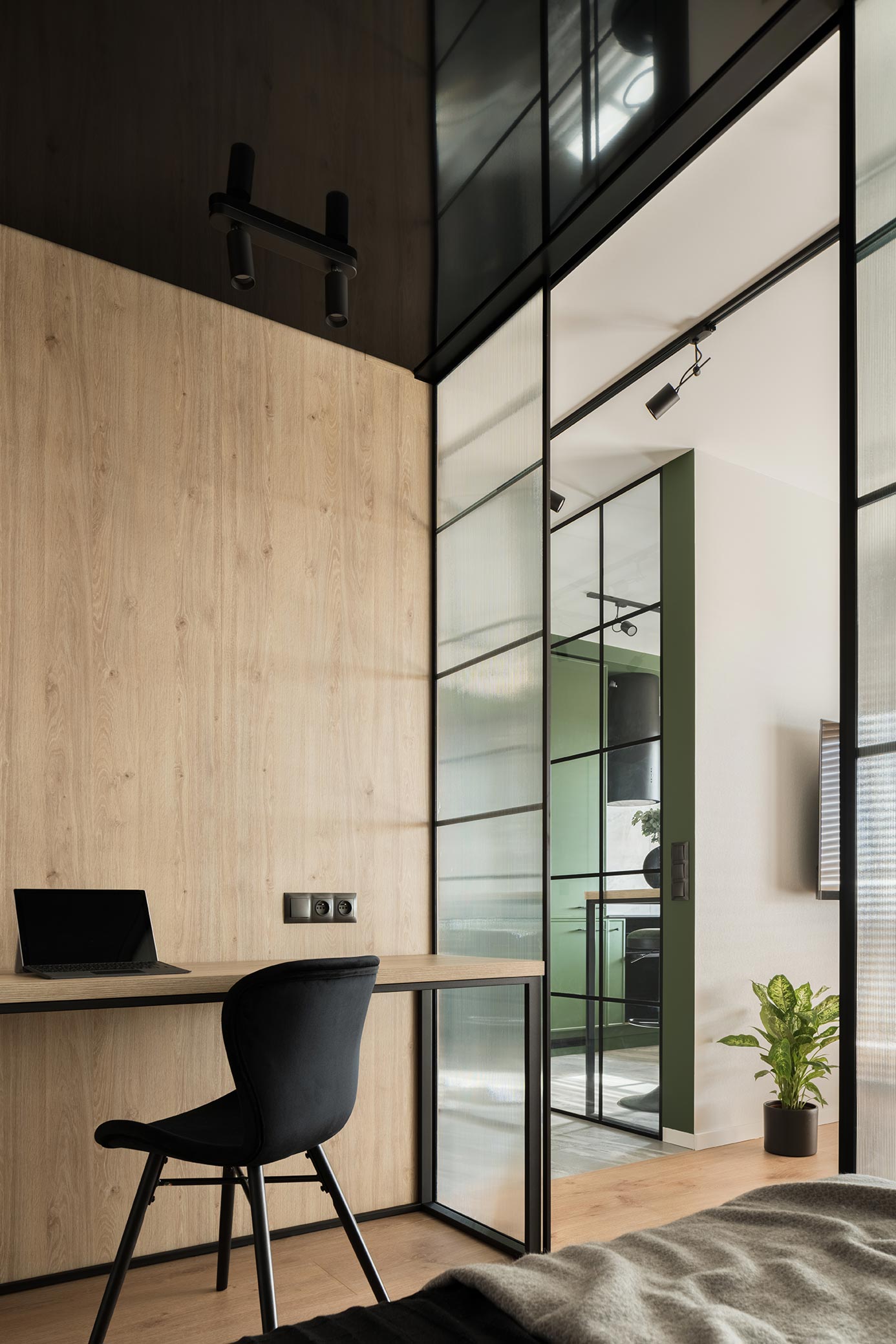 Pivot-Lofttür im Home-Office – Moderne Trennung mit Lofttür-Design Pivot-Lofttür im modernen Home-Office, sorgt für klare Raumtrennung und elegante Ästhetik.